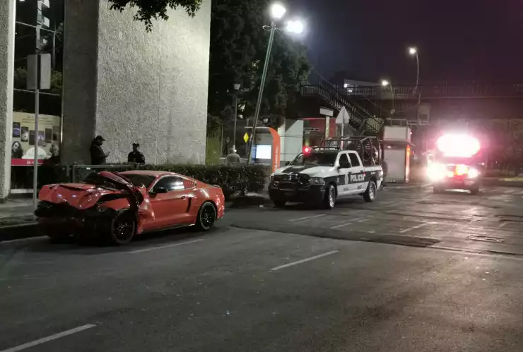 choque auto de lujo universidad .jpg