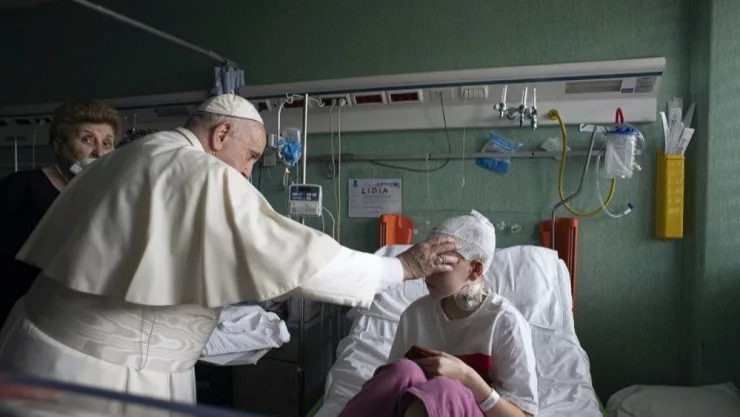 Papa Francisco visita a niños ucranianos refugiados en hospital de Roma