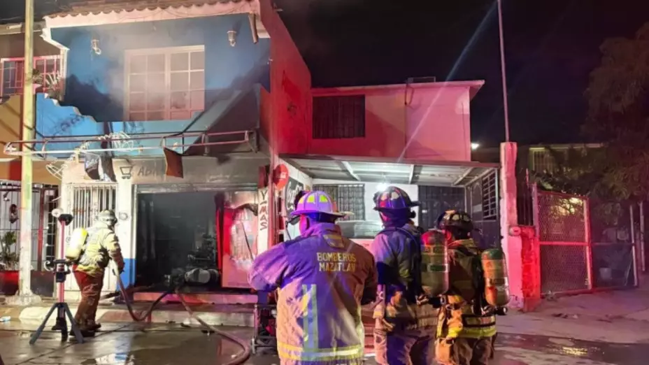 Tiroteo-y-ataque-con-explosivo-desatan-noche-de-terror-en-Mazatlán_-Tienda-arde-y-personas-quedan-at.webp