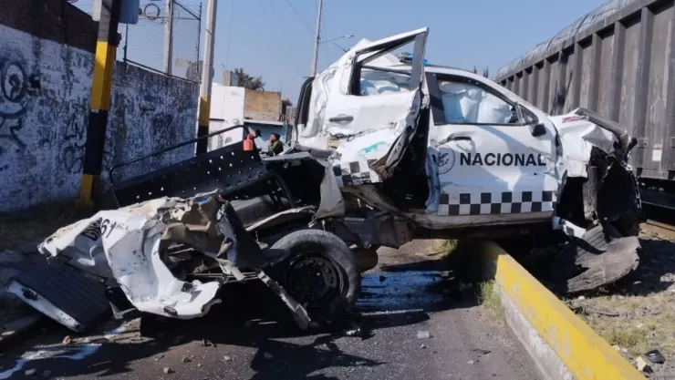 Accidente entre camioneta de la Guardia Nacional y tren