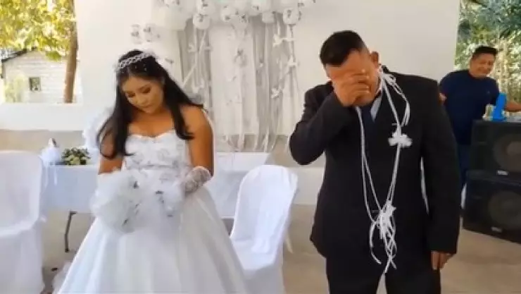 llora al ver a su ex novia en su boda
