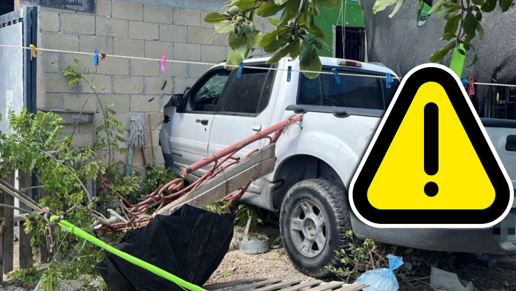 Conductor se estrella contra barda de una casa en la avenida De los Tules en Cancún.jpg