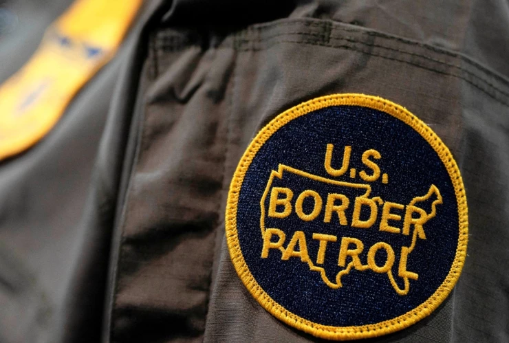 Agente de ICE intenta entrar a la fuerza al consulado de Ecuador en Minneapolis