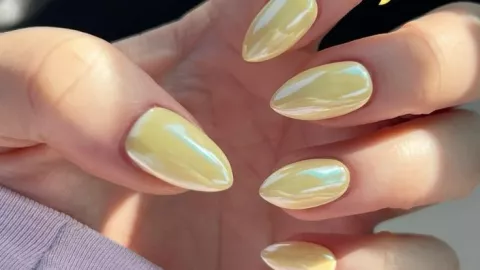 Diseños de uñas butter yellow con efecto glaseado y acabado elegante