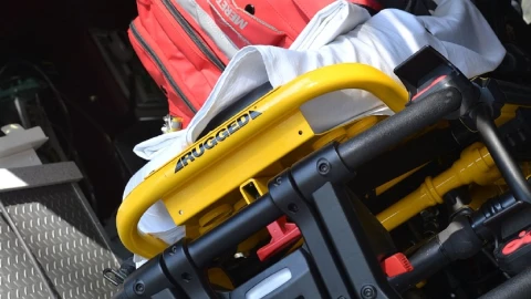 Abuelita cae de camilla en ambulancia tras descuido de paramédicos