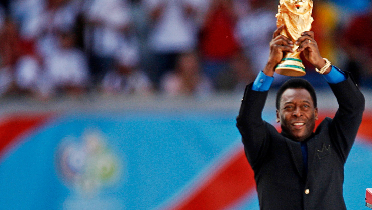 Pelé con la Copa del Mundo