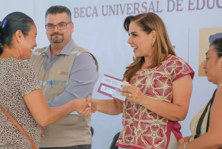 Concluye la entrega de tarjetas de la beca “Rita Cetina” en Quintana Roo