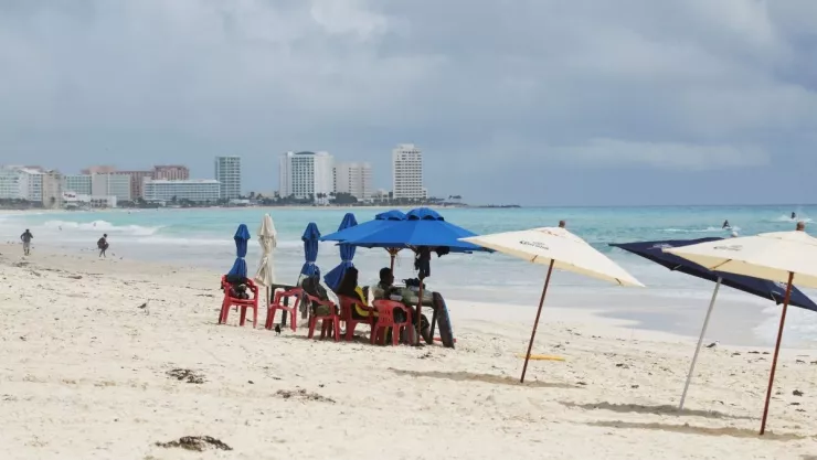 Turistas descansan en Cancún.