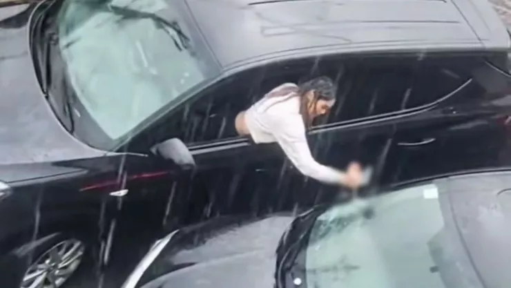 Momento en que una mujer daña la camioneta de su esposo tras presunta infidelidad