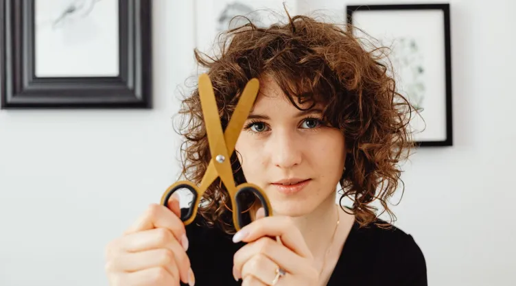 Cabello rizado Ideas de corte corto en capas para mujeres que buscan un cambio.jpg