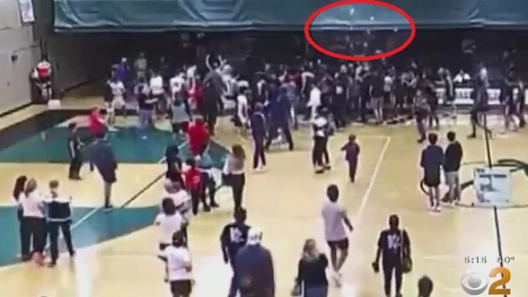 Durante un partido estudiantil de basquetbol en California, EUA, integrantes de uno de los equipos arrojaron tortillas a sus contrincantes de origen latino.