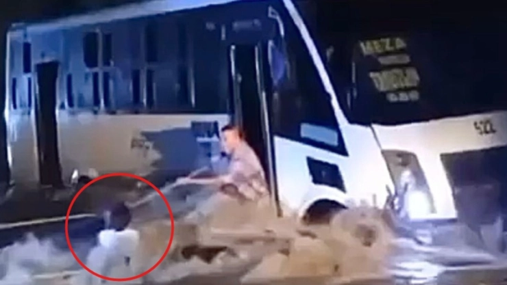 ¡Momentos de terror! Pasajeros quedan atrapados en creciente de arroyo en Veracruz