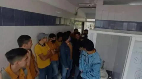 estudiante abre su barberia en baños en escuela