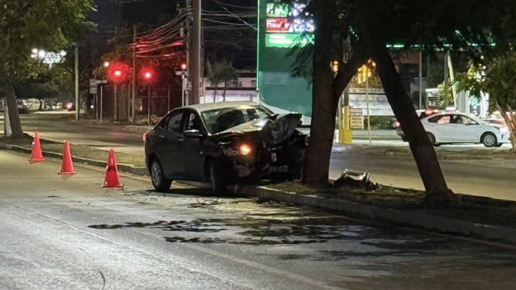 Accidente en la Avenida Itzáes deja un auto destrozado y un detenido