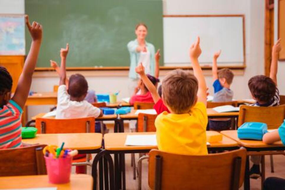 Alumnos de kínder beben botella de tequila en la escuela