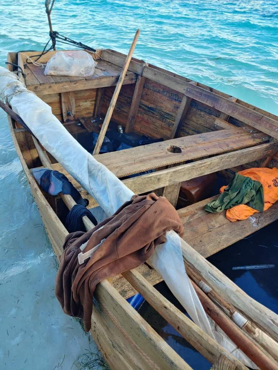 bote abandonado en Playa Tortugas