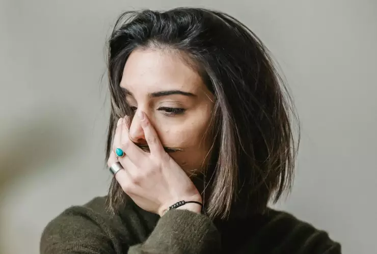 ¿Cara hinchada y cansada? Descubre cómo el estrés afecta tu piel