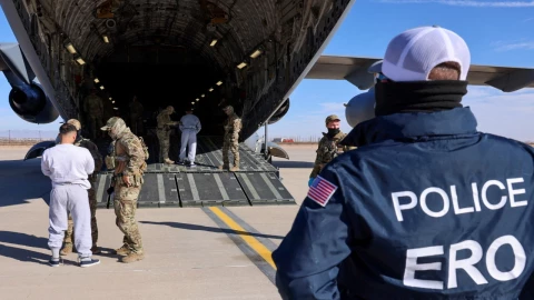 El primer avión militar estadounidense que transporta a los migrantes