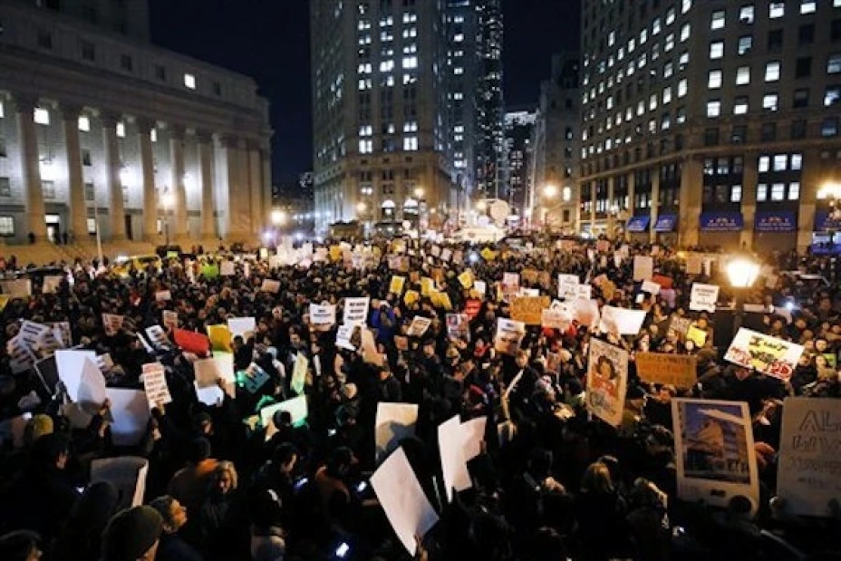 En Nueva York, los manifestantes volvieron a centrarse el jueves en las principales vías de tránsito de la ciudad