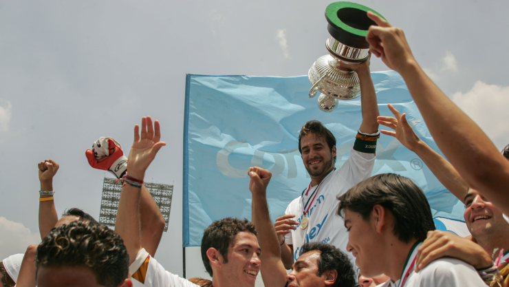 HUGO SANCHEZ, ISRAEL CASTRO y JOAQUIN BELTRAN celebrando con sus compañeros.