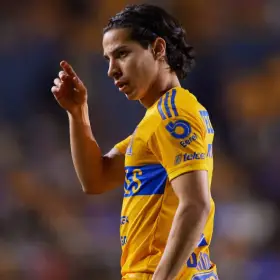 Diego Lainez con la camiseta de los Tigres