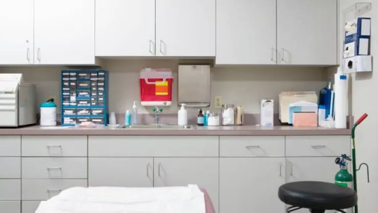 VIDEO: Sujeto asalta a pacientes en consultorio, roba celar a niño