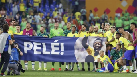 Rinden homenaje a Pelé con partido de estrellas brasileñas