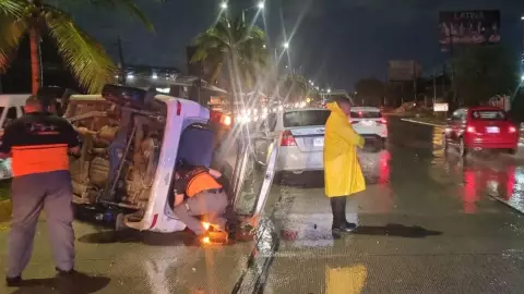Personas lesionadas por volcadura en Blvd. Colosio de Cancún_ se reporta tráfico pesado.jpg