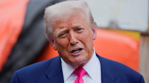 Nueva York enfrenta una demanda federal por sus leyes migratorias. Trump acusa a la ciudad de interferir en políticas de inmigración.