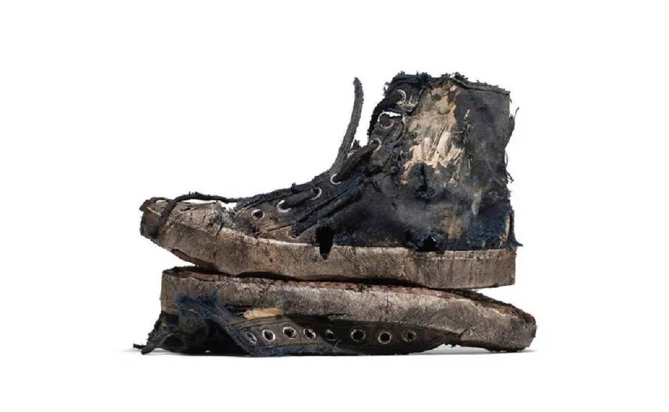 BALENCIAGA LANZA TENIS ROTOS.