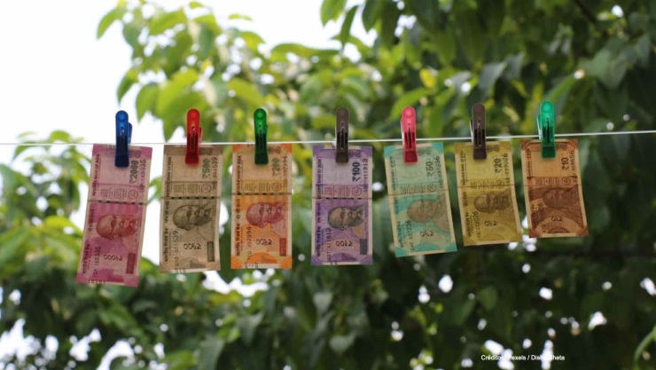 hombre desinfecta dinero covid-19.jpg