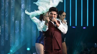 Cristian Salguero dejó el alma en el escenario con su emotiva interpretación de “Déjenme si estoy llorando”. Espinoza Paz quedó bastante satisfecho con cómo Cristian abordó la canción, y Lola Cortés coincidió en que, a pesar de un arreglo musical muy diferente al original, el académico logró hacer que la pieza brillara con su propio estilo.