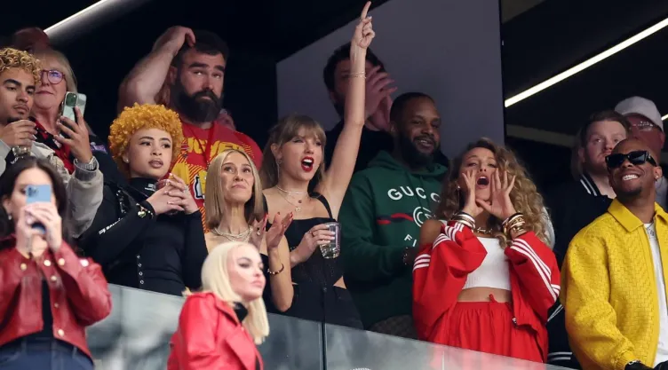 Taylor Swift y Blake Lively en el Super Bowl 2024
