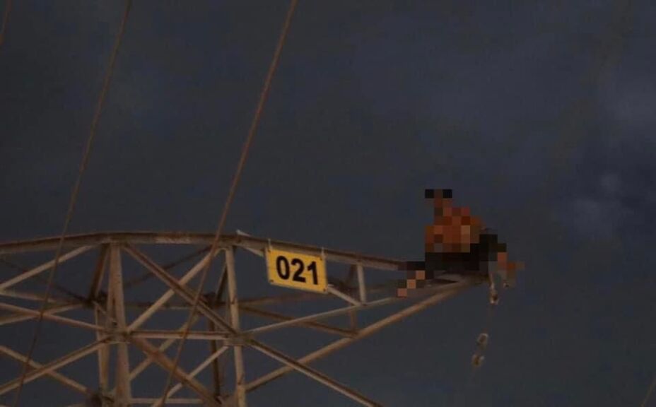 Hombre amenaza con lanzarse de torre de luz en Yucatán