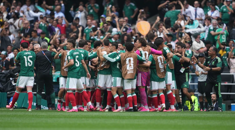 La Selección Mexicana festeja el gol de Julián Quiñones ante Sudáfrica