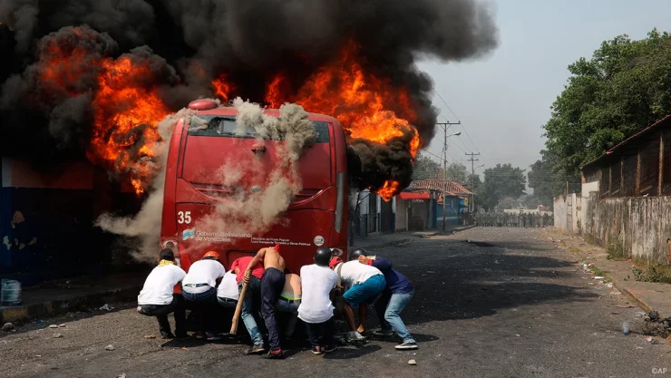 Condenan actos de violencia en Venezuela, muere un menor
