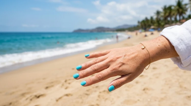 Cómo llevar las uñas aguamarina para lucir elegante en verano 2026