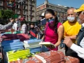 Regalan libros en el Zócalo