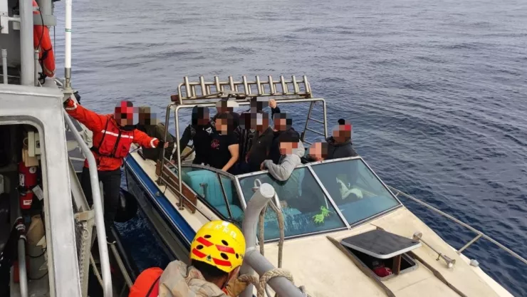 Secretaría de Marina rescata a 13 personas de embarcación a la deriva en Ensenada, Baja California