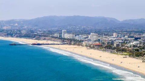 Foto de la playa de Santa Mónica, en Los Ángeles, California.