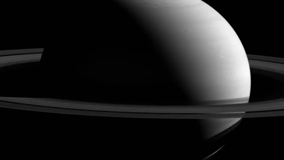 Descubren agua en Saturno.