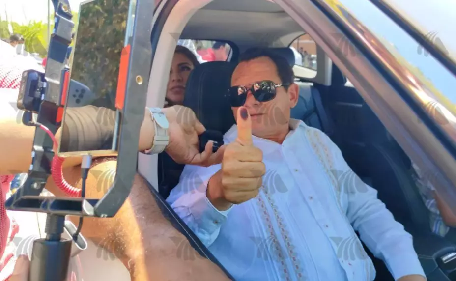 Huacho Díaz Mena emite su voto en las Elecciones 2024 en Yucatán