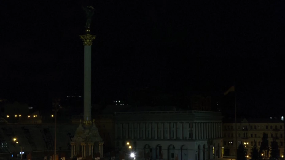Columna del monumento a la independencia en la plaza de la independencia en Kiev, Ucrania