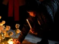 Una mujer reacciona junto a un sitio conmemorativo durante una vigilia por una mujer de 37 años que recibió un disparo en su automóvil por parte de un agente de inmigración de EE. UU., según funcionarios locales y federales, en Minneapolis