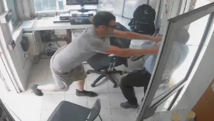 VIDEO: Hombre agredió a vigilantes por no permitirle acceso a fraccionamiento en Nuevo León