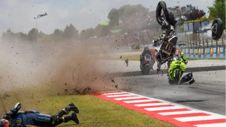VIDEO: Así fue el BRUTAL accidente de Álex Márquez y Zarco en el Moto GP de Cataluña