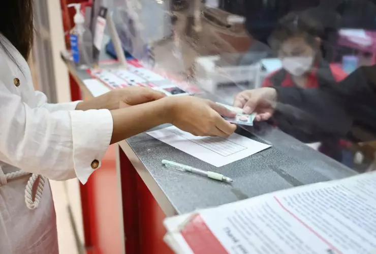 Mujer entregando su licencia de conducir