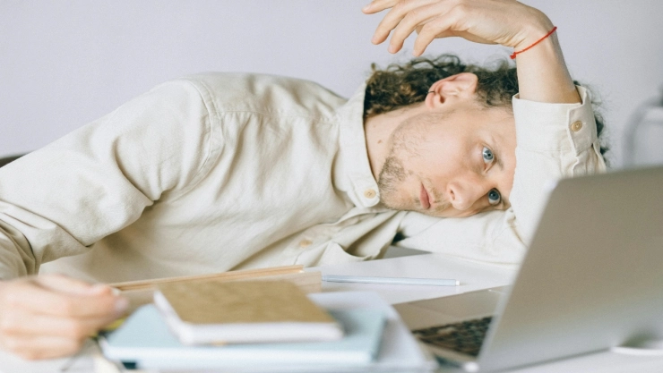 Síndrome de Burnout también puede presentar síntomas como dolor muscular, falta de memoria, confusión, irritabilidad.