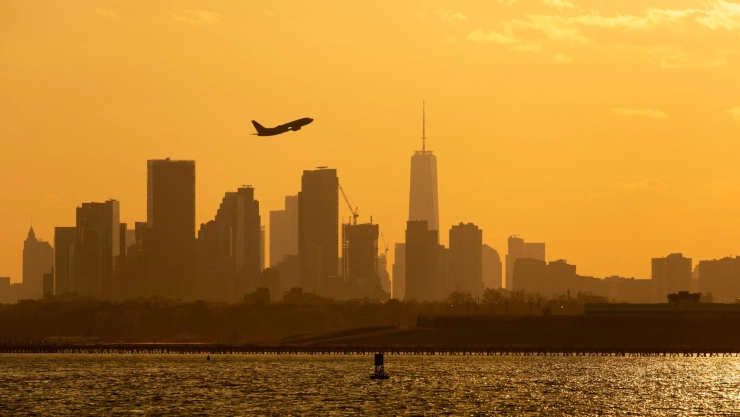 Avión sobrevuela el barrio de Manhattan, Nueva York