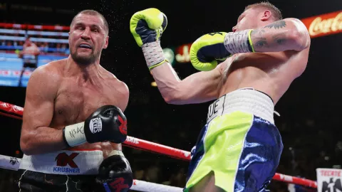 El mexicano Canelo Álvarez propina un puñetazo al ruso Sergey Kovalev